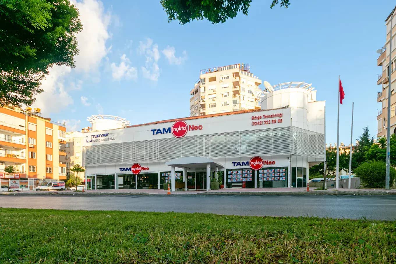 Neo Gayrimenkul — modern yapı ve şehir manzarası